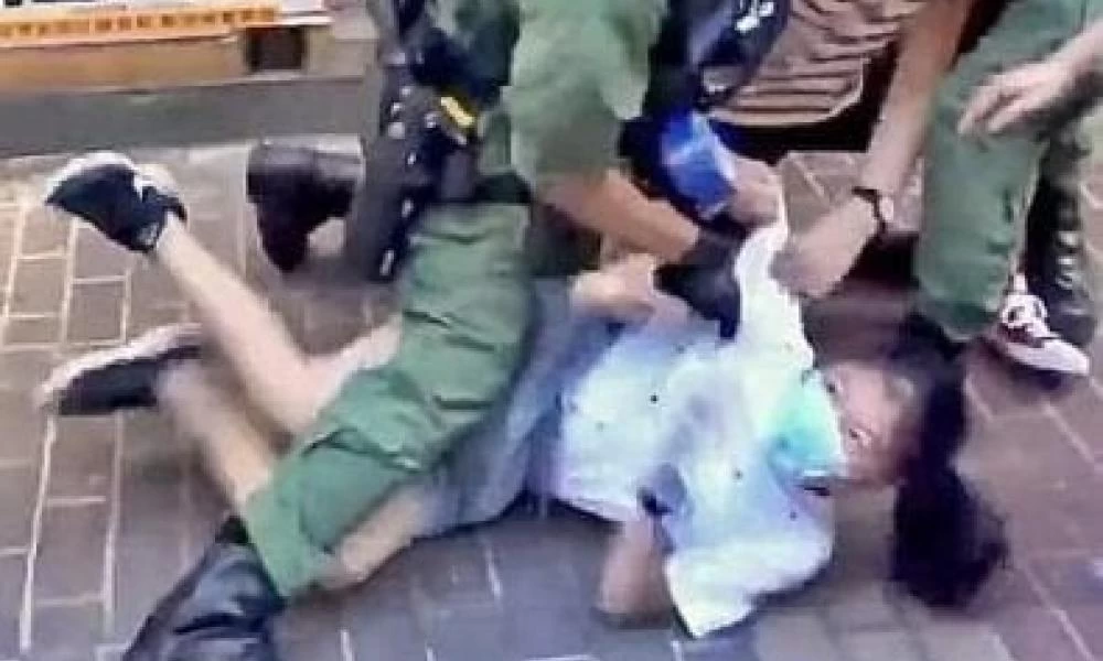 ΣΟΚ από βίαιη σύλληψη 12χρονης στο Χονγκ Κονγκ (ΒΙΝΤΕΟ)